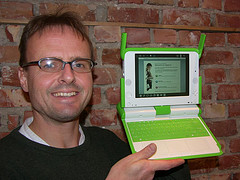 画像: 緑色のラップトップとHåkon氏